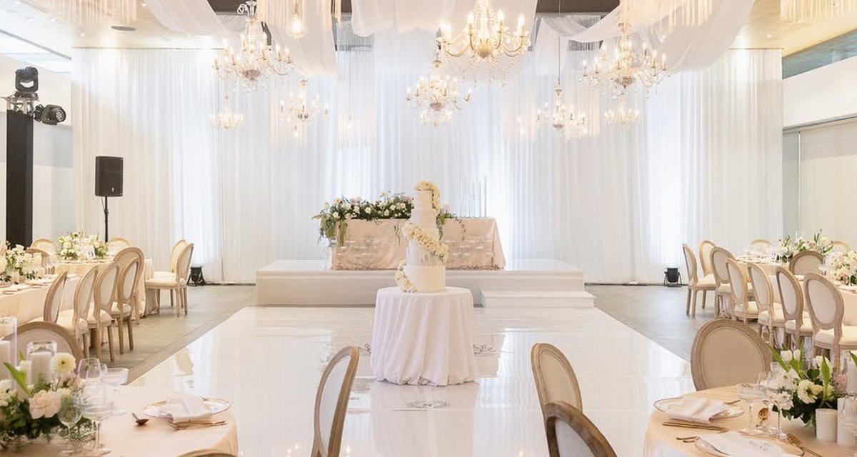 Elegant event table with cakes